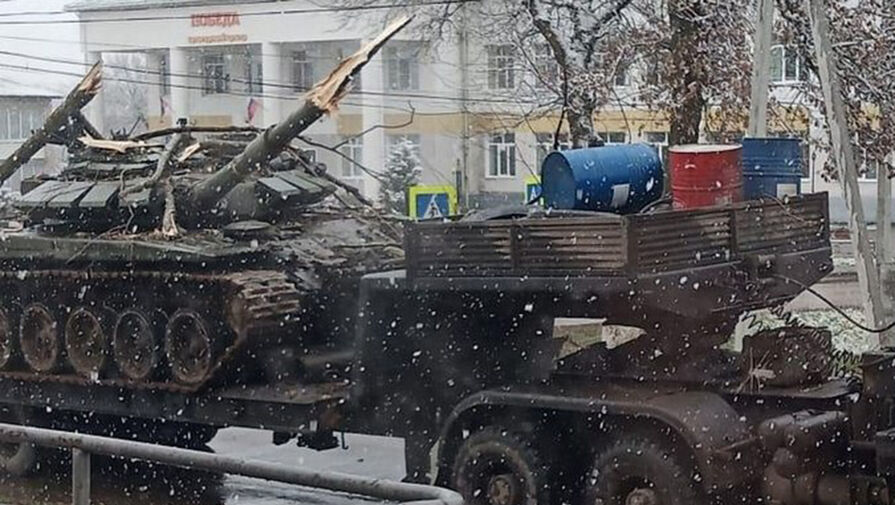 В Рязанской области танк сломал стволом пушки придорожное дерево