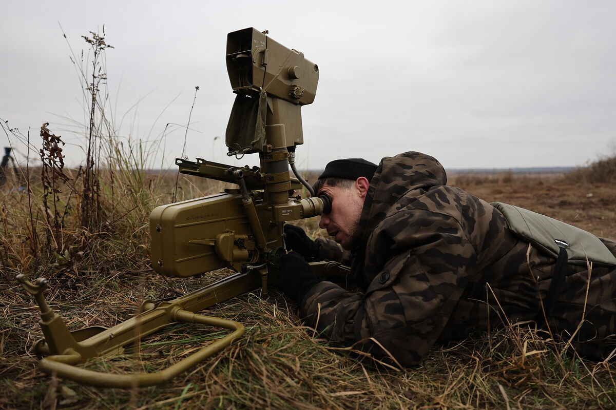 Мобилизованный военнослужащий проводит визуальное наведение перед боевыми стрельбами из ПТРК «Фагот»