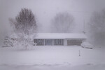 Дом, покрытый снегом, во время зимнего шторма «Эллиотт» недалеко от Уэйнфлита, Онтарио, Канада, 24 декабря 2022 года 
