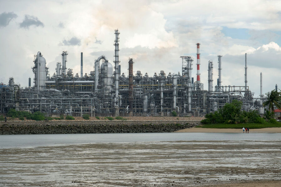 Нефтеперерабатывающий завод в Сингапуре