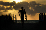 Серфер на пляже во Флориде, 6 апреля 2023 года
