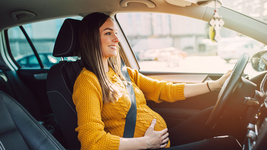 Названы главные риски для беременных во время вождения авто