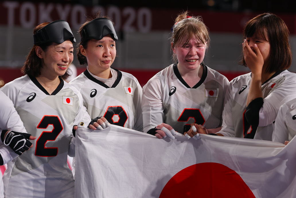 Женская сборная Японии по голболу празднует бронзу на Паралимпиаде в Токио