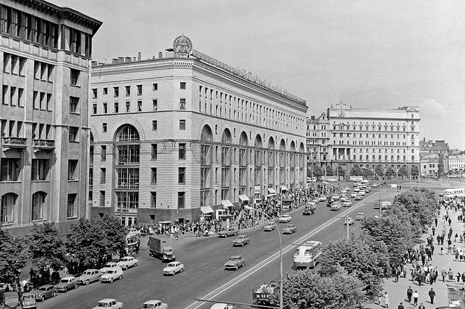 Универмаг «Детский мир», 1965 год (вверху). Центральный детский магазин на Лубянке, 2017 год (внизу)