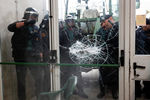 Испанская полиция выбивает стекло, чтобы попасть на избирательный участок, 1 октября 2017
