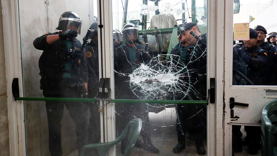 Испанская полиция выбивает стекло, чтобы попасть на&nbsp;избирательный участок, 1&nbsp;октября 2017