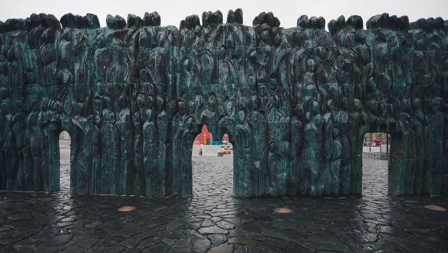 Мемориал «Стена скорби» на проспекте Академика Сахарова в Москве