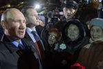 Президент РФ Владимир Путин общается с участниками церемонии открытия мемориала «Стена скорби», 30 октября 2017 года 