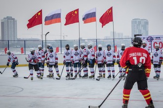 Хоккейный матч на государственной границе России и Китая, проходящей по реке Амур между городами Хэйхэ и Благовещенск
