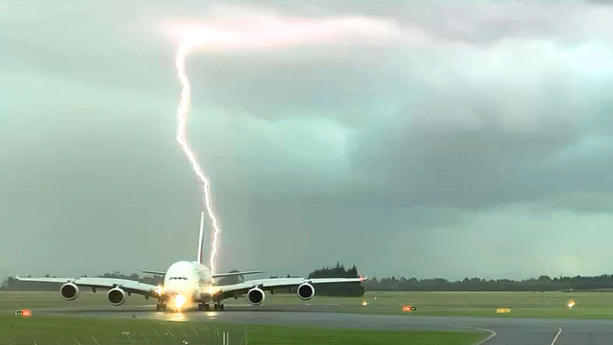 Удар молнии в&nbsp;самолет Emirates A380 в&nbsp;аэропорту Крайстчерч в&nbsp;Новой Зеландии, 20 ноября 2019 года