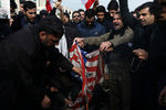 Участники демонстрации в Тегеране после авиаудара США в Багдаде, в результате которого был убит командующий силами спецназначения «Аль-Кудс» иранского Корпуса стражей исламской революции (КСИР) Касем Сулеймани, 3 января 2020 года