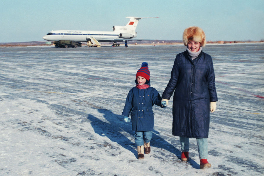 Лариса Савицкая, единственная выжившая после столкновения 24 августа 1981 года самолетов на высоте 5 тысяч метров, с сыном Георгием. 