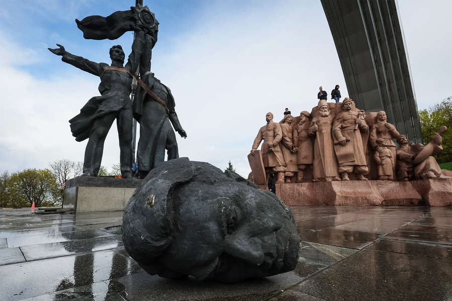 Демонтаж монумента российскому и украинскому рабочему под аркой Дружбы народов в Киеве, 26 апреля 2022 года