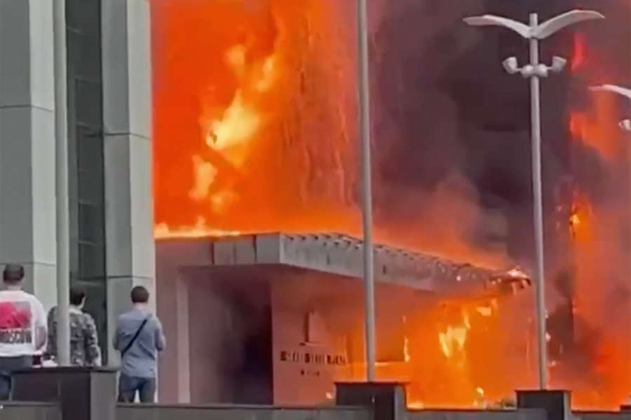 Бц пожар. Гранд Сетунь Плаза пожар. Пожар бизнес центр Кунцево. Пожар бизнес центр Сетунь. Пожар в бизнес центре в Москве 3 июня 2022.