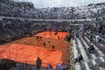Подготовка центрального корта турнира Italian Open в Риме к матчу между Хольгером Руне и Даниилом Медведевым после дождя, 21 мая 2023 года