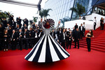 Модель Икрам Абди на красной дорожке церемонии закрытия 76-го Каннского кинофестиваля, 27 мая 2023 года