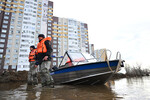 Сотрудники полиции на месте подтопления в районе ЖК «Дубки» в Оренбурге, 12 апреля 2024 года