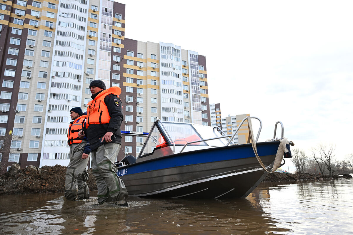 В Оренбурге из-за наводнения перекрыли въезд на одну из улиц - Газета.Ru |  Новости