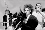 Роберт Смит и режиссер Тим Поуп во время съемок клипа The Cure — In Between Days, 1985 год
