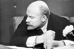 Актер Иннокентий Смоктуновский в роли Владимира Ленина в кадре из фильма «На одной планете», 1966 год