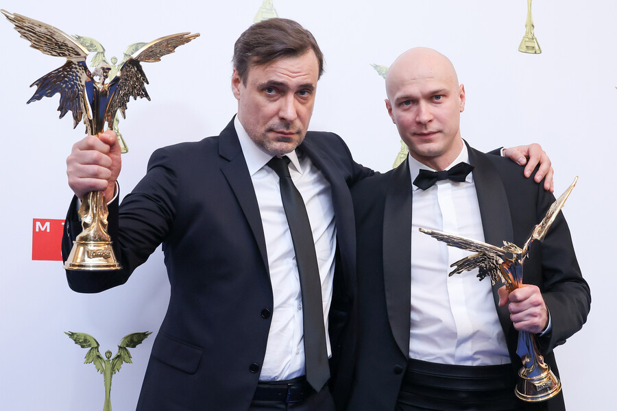 Актеры Евгений Цыганов и Юрий Борисов (слева направо), получившие награду в&nbsp;номинации &laquo;Лучшая мужская роль&raquo;, на&nbsp;церемонии вручения национальной кинематографической премии &laquo;Ника&raquo; в&nbsp;театре &laquo;Маска&raquo;, Москва, 24&nbsp;марта 2025&nbsp;года