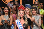 Победительница в специальной номинации Mrs Queen of the year Эвелина Круглова (в центре) в финале Всероссийского конкурса красоты и материнства «Миссис Россия Мира» в концертном зале «Планета КВН» в Москве, 6 июня 2025 года