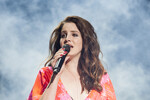 Лана Дель Рей выступает в рамках фестиваля музыки и искусств Coachella 2014 в Калифорнии