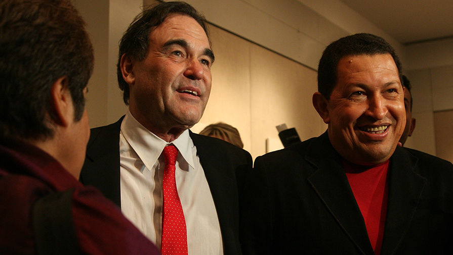 С&nbsp;президентом Венесуэлы Уго Чавесом перед&nbsp;показом фильма &laquo;К югу от границы&raquo; (2009)