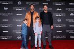 Рики Мартин с семьей на премьере фильма «Изгой-один. Звездные войны. Истории» в Голливуде, декабрь 2016 года