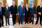 Американский президент Джордж Буш с лауреатами Нобелевской премии (среди которых Алексей Абрикосов) в Овальном офисе Белого дома, 2003 год