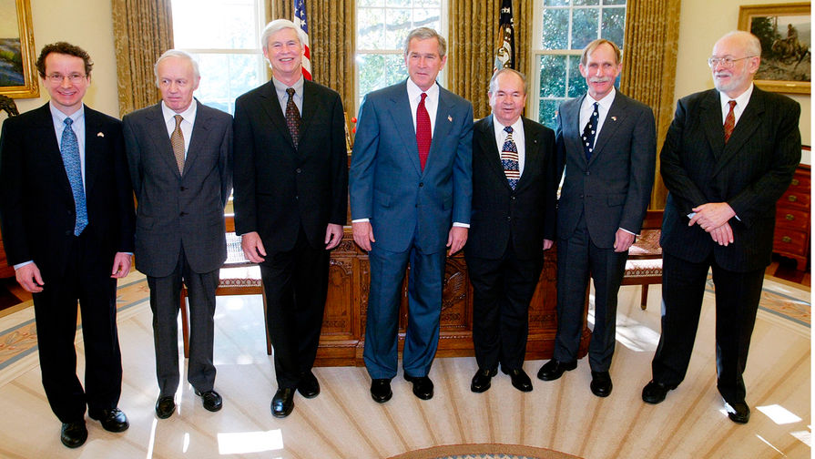 Американский президент Джордж Буш с&nbsp;лауреатами Нобелевской премии (среди которых Алексей Абрикосов) в&nbsp;Овальном офисе Белого дома, 2003&nbsp;год