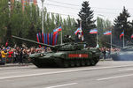 Танки Т-72 во время военного парада, посвященного 72-й годовщине Победы в Великой Отечественной войне в центре Донецка