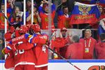 Игроки сборной России радуются забитой шайбе на чемпионате мира по хоккею — 2017