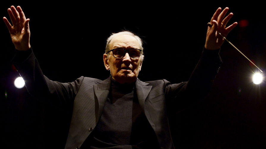 Композитор Эннио Морриконе во время выступления на арене 02 в Лондоне, февраль 2016 года