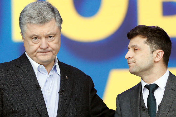 Президент Украины Петр Порошенко и кандидат в президенты Владимир Зеленский перед во время дебатов на стадионе «Олимпийский» в Киеве, 19 апреля 2019 года