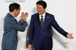 Президент Индонезии Джоко Видодо и премьер-министр Японии Синдзо Абэ на полях саммита G20 в Осаке, 28 июня 2019 года
