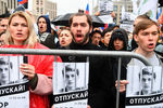Участники митинга в поддержку незарегистрированных кандидатов в Мосгордуму на проспекте Академика Сахарова в Москве