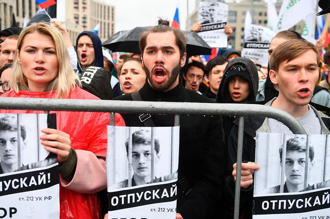 Участники митинга в поддержку незарегистрированных кандидатов в Мосгордуму на проспекте Академика Сахарова в Москве