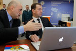 Глава Федеральной налоговой службы Михаил Мишустин и премьер-министр России Дмитрий Медведев во время посещения ФНС, 2012 год
