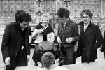 Группа Sex Pistols и их менеджер Малкольм Макларен (справа) подписывают договор со звукозаписывающей компанией у Букингемского дворца в Лондоне, 1977 год 
