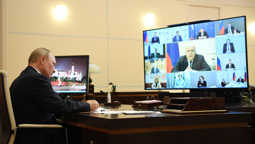 Президент России Владимир Путин в Ново-Огарево во время совещания в режиме видеоконференции по вопросам реализации мер поддержки экономики и социальной сферы, 19 мая 2020 года