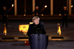 Ангела Меркель выступает с прощальной речью на торжественной церемонии в честь ухода с поста канцлера, 2 декабря 2021 года