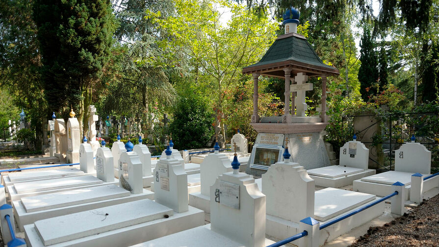 Дочь Галича опровергла угрозу сноса могилы отца на кладбище во Франции