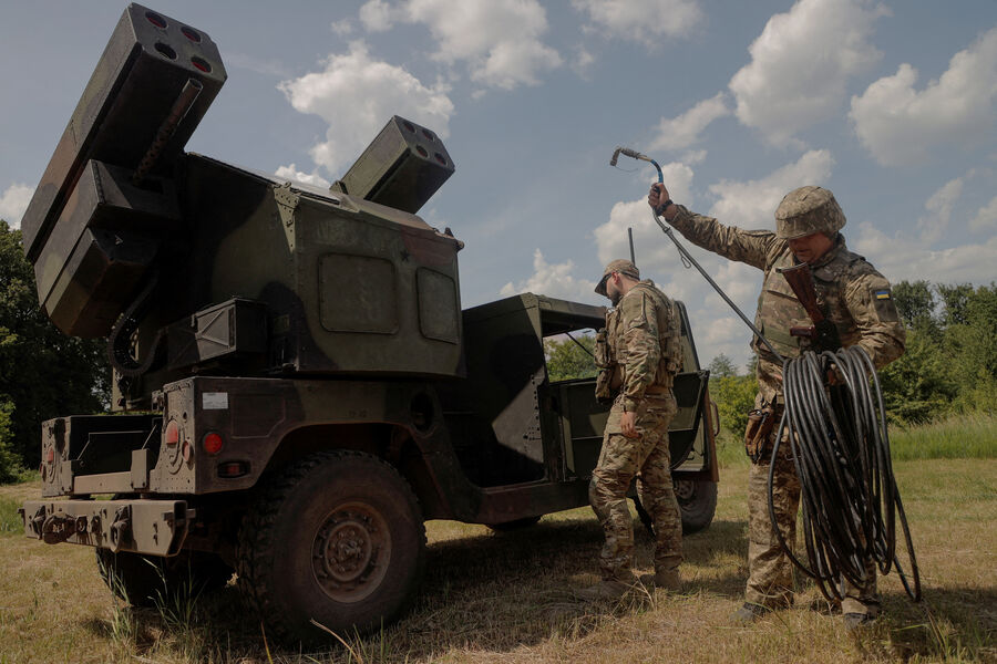 Украинские военнослужащие готовят мобильный зенитный ракетный комплекс AN/TWQ-1 Avenger к работе, 2023 год