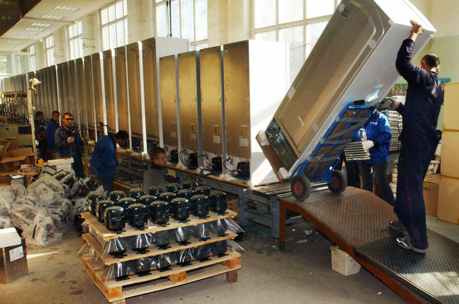 ФМС обнаружила 400 узбеков и таджиков на территории завода LG в Подмосковье.