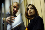 УчастницаPussy Riot Надежда Толоконникова (признана в РФ иностранным агентом) с адвокатом