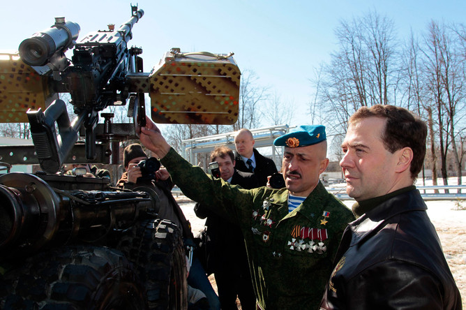 Анатолий Лебедь демонстрирует военную технику Дмитрию Медведеву 