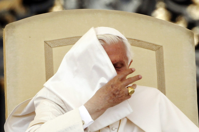 Папа римский Бенедикт XVI впервые прокомментировал разразившийся в Ватикане скандал