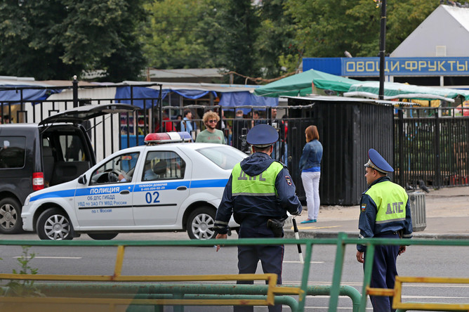 Сотрудники полиции у рынка «Матвеевский» в Москве