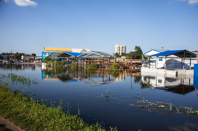 Хабаровск продолжают заливать ливни и пребывающие со стороны Китая потоки воды